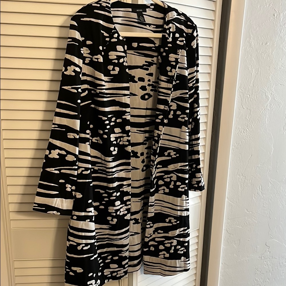 Alfani Black and White Patterned Coat Sz XL…very attractive!!